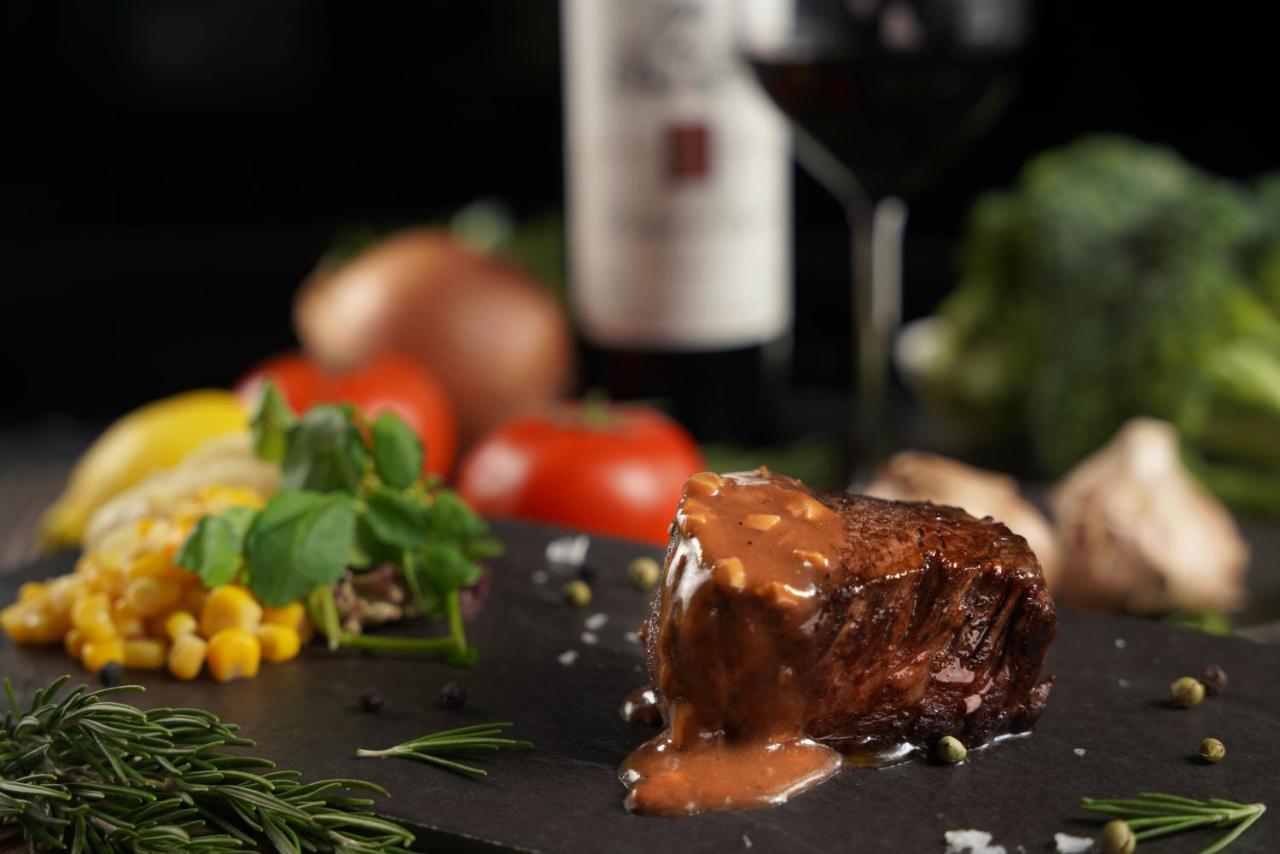 Palais De Chine Hotel Đài Bắc Ngoại thất bức ảnh A steak with a red wine sauce