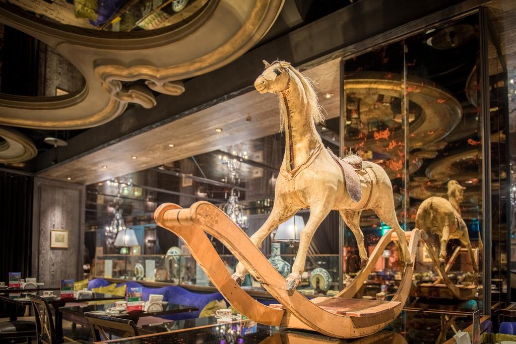 Palais De Chine Hotel Đài Bắc Ngoại thất bức ảnh The carousel at the entrance of the store